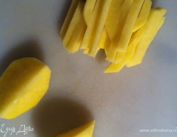 бросаем порезанный брусками картофель
