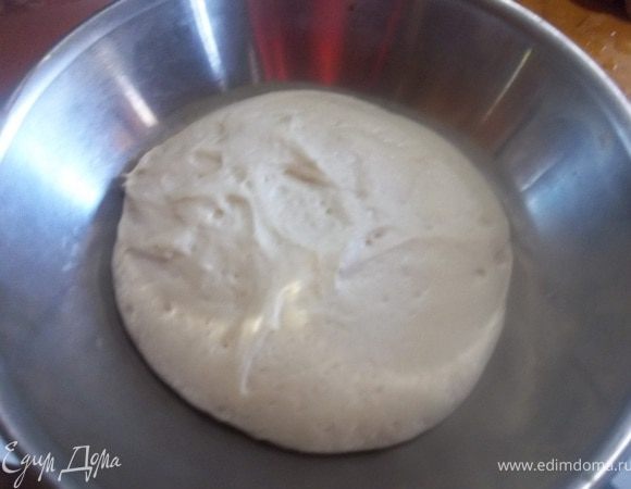 Перемешать муку с щепоткой соли. В теплой воде замочить дрожжи и добавить в муку. Замесить тесто и поставить в теплое место.