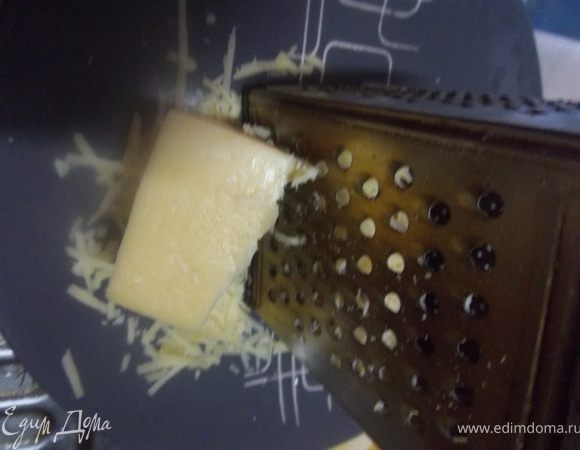Натереть сыр.