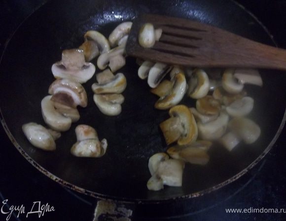 Поджарить грибы.