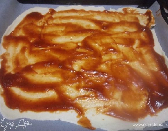 Когда тесто увеличилось вдвое, раскатать и уложить в форму, приподнять по краям бортики.