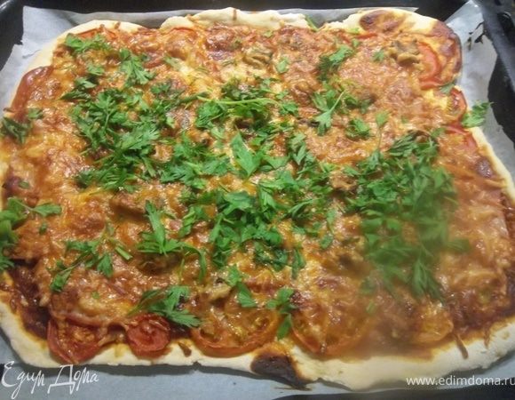 Выпекать в разогретой духовке 45 минут при 180С. Готовую пиццу посыпать, по желанию, мелкопорубленной зеленью.