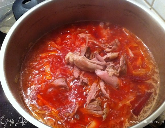 высыпаем из сковородки все содержимое и добавляем мясо