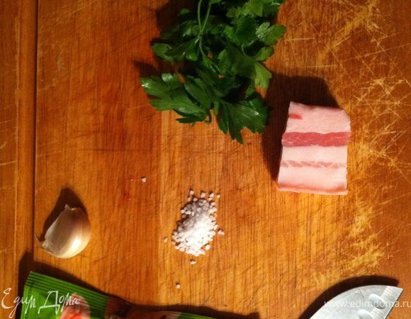 петрушку, сало,  чеснок добавляем за 2 минуты до конца варки