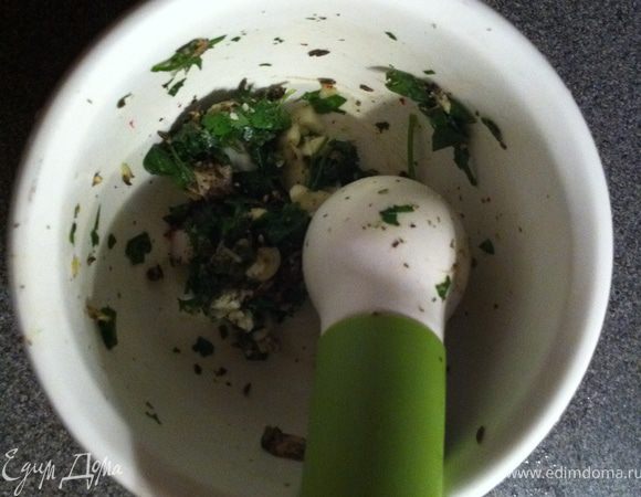 перетираем это все в ступе или мелко нарезаем