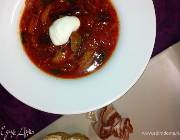 подавать с кусочком сала, серым хлебом, и сметаной