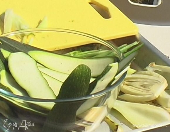 Все овощи кроме сладкого перца и зеленого лука нарезать пластинами толщиной 5–7 мм и обжарить с обеих сторон на гриле. 