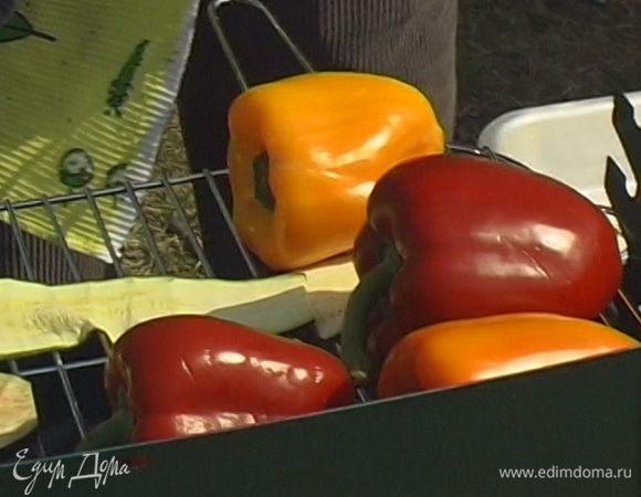 Сладкий перец жарить целиком в сильно разогретой духовке или под грилем, переворачивая время от времени, чтобы он обжарился со всех сторон, затем положить в целлофановый пакет и плотно закрыть, чтобы перец пропотел.