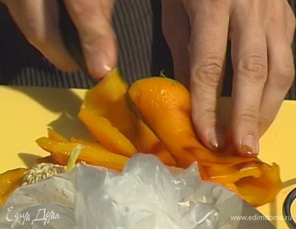 Снять с перца кожицу и нарезать его так же, как остальные овощи.