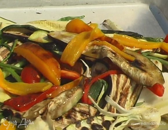 Все овощи перемешать, заправить оливковым маслом, винным уксусом, посолить и поперчить. 