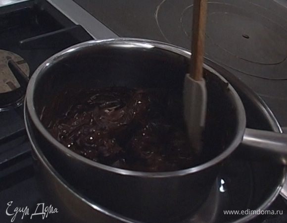 На водяной бане растопить шоколад, добавив к нему 4 ст. ложки воды. 