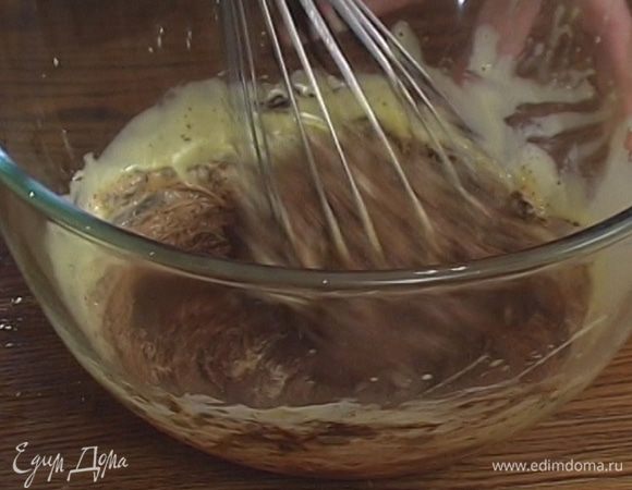 Желтки взбивать, пока они не загустеют и не приобретут лимонный цвет, затем добавить их в растопленный шоколад.