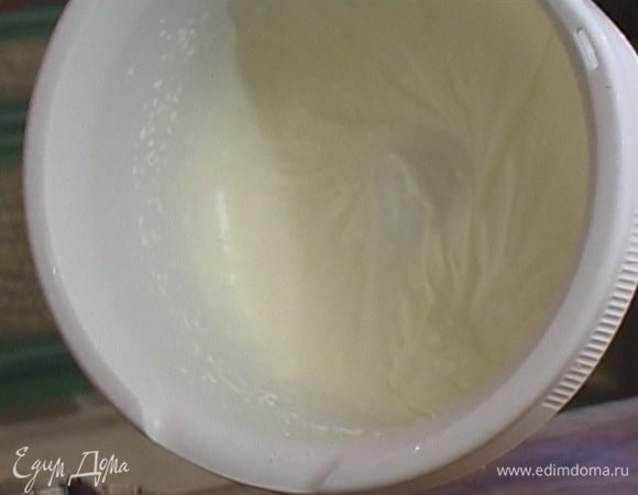 Охлажденные сливки взбить в крепкую пену. 