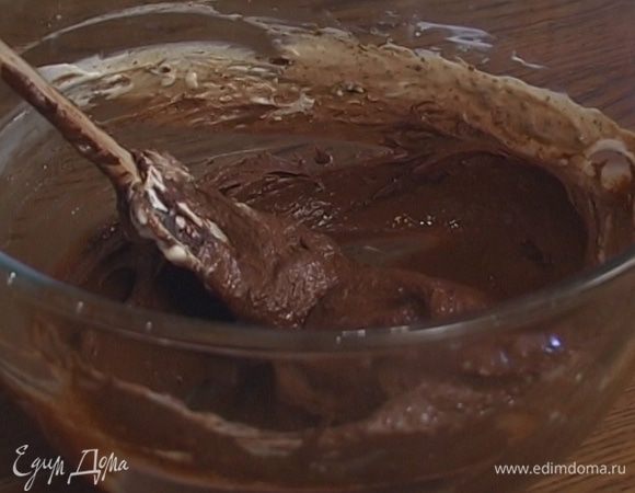 Соединить шоколадную смесь со взбитыми сливками и перемешать, затем влить апельсиновый ликер.