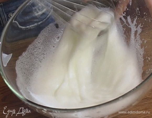 Белки взбить с сахарной пудрой. 