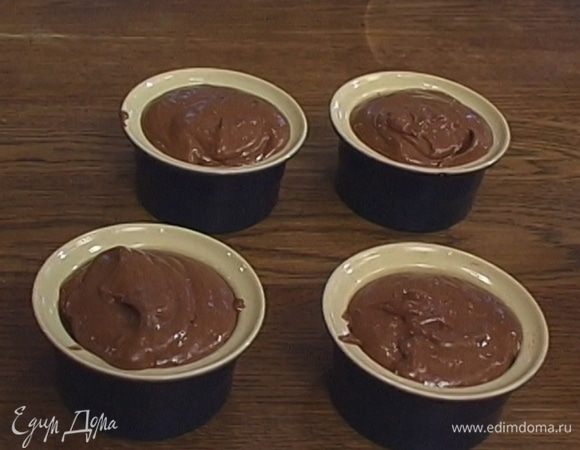 Ввести взбитые белки в шоколадную смесь и ложкой выложить в десертные стаканы или креманки.


