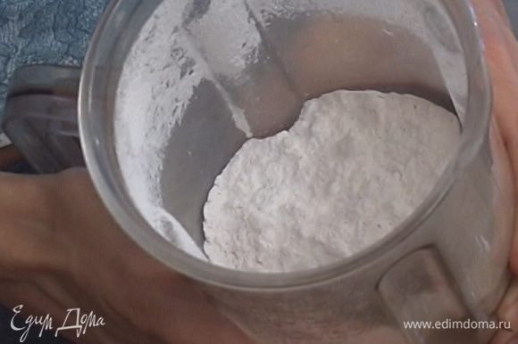 Сахарную пудру измельчить в блендере вместе с ванилью.