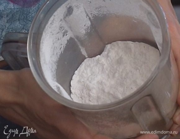 Сахарную пудру измельчить в блендере вместе с ванилью.