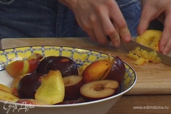 Из абрикосов, персиков и слив удалить косточки, нарезать фрукты дольками и выложить в глубокую посуду.
