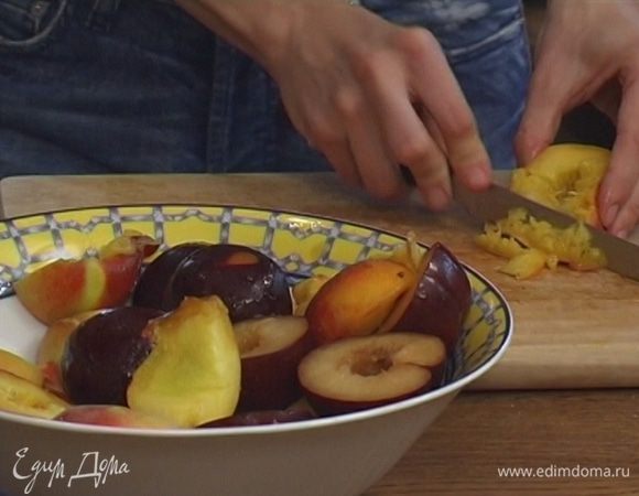 Из абрикосов, персиков и слив удалить косточки, нарезать фрукты дольками и выложить в глубокую посуду.