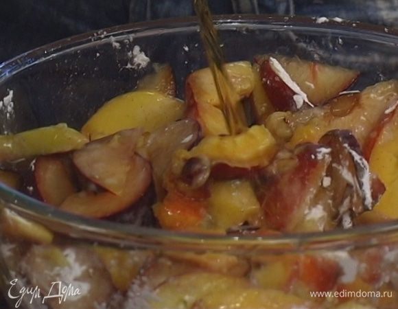 Нарезанные фрукты посыпать сахарной ванильной пудрой, полить коньяком, перемешать и оставить мариноваться на 20 минут.