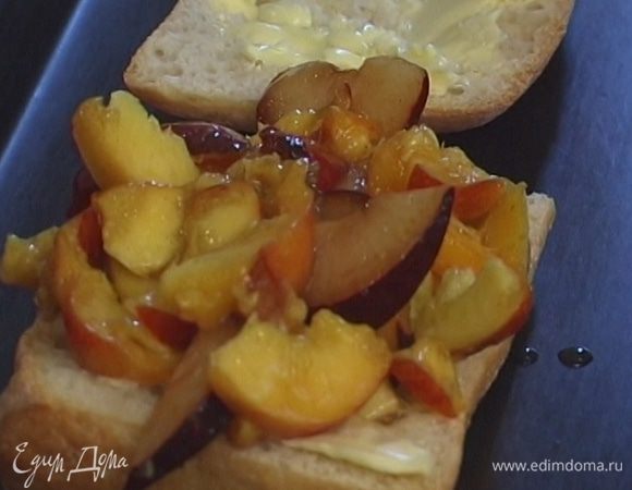 Каждую часть хлеба смазать маслом, уложить сверху фрукты и запекать в разогретой духовке 20−25 минут.