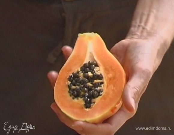 С папайи снять кожуру, разрезать плод пополам и вырезать семена, мякоть нарезать маленькими кубиками.