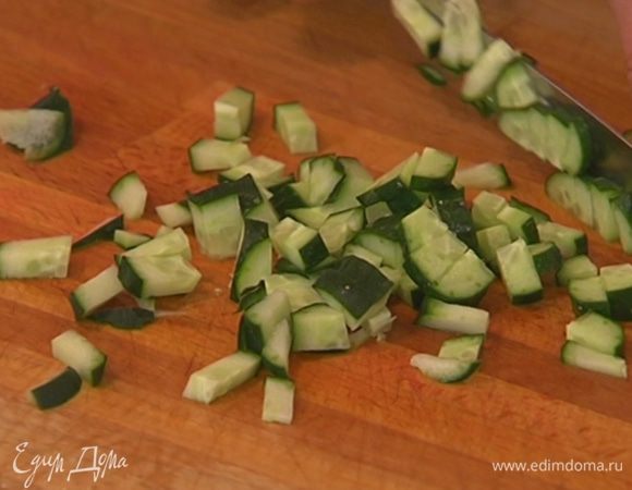 Огурцы нарезать такими же кубиками и смешать с папайей и перцем.
