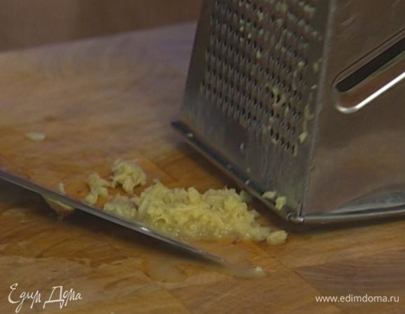 Корень имбиря почистить, натереть на мелкой терке и добавить в салат.