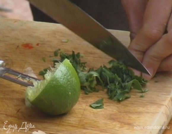 Мяту мелко нарезать и тоже отправить в салат.