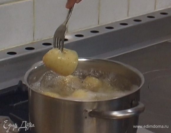 Картофель вымыть и отварить в мундире.