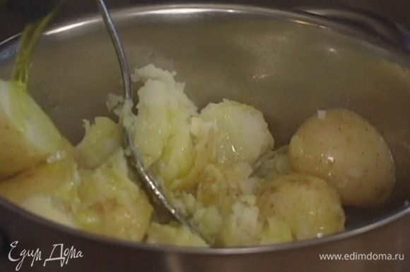 Готовый картофель почистить и раздавить вилкой или взбить блендером.