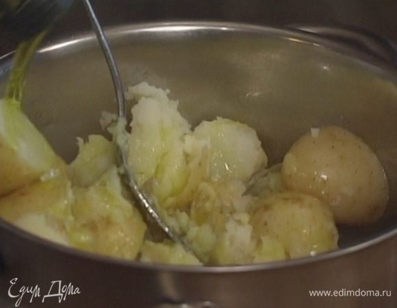 Готовый картофель почистить и раздавить вилкой или взбить блендером.