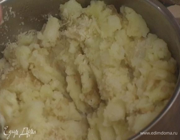 Добавить немного оливкового масла и половину натертого пармезана, посолить, все тщательно перемешать.