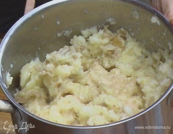 Сверху полить оставшимся оливковым маслом и посыпать оставшимся пармезаном.