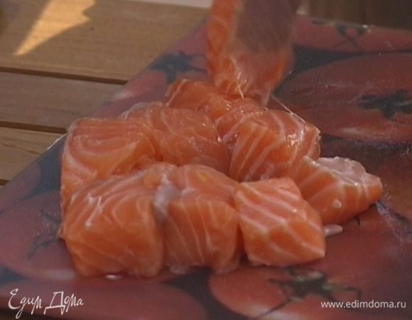Филе семги нарезать крупными кубиками (3 х 3 см).