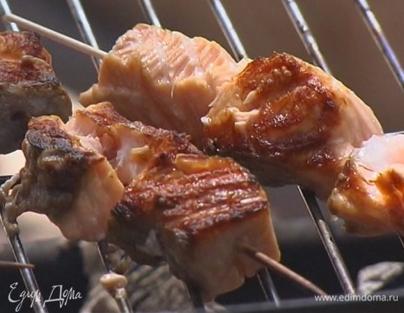 Из половинки лайма выжать сок, сбрызнуть готовую рыбу, посолить и сразу подавать.