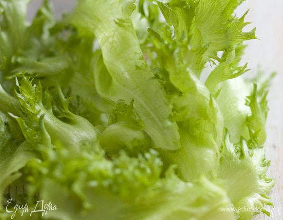 Листовой салат и руколу вымыть и высушить.