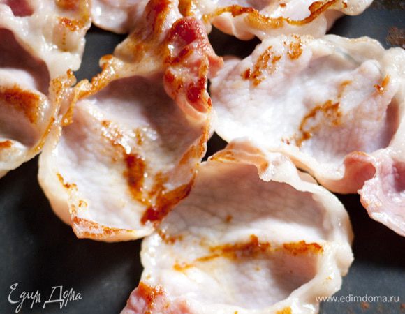 Обжарить на той же сковороде бекон и выложить на бумажное полотенце, чтобы избавиться от лишнего жира.