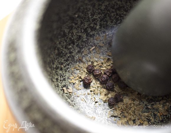 Черный перец растолочь в ступке.