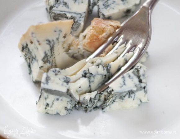 Приготовить заправку: 60 г горгонзолы размять в тарелке вилкой, влить винный уксус, перемешать, затем добавить оливковое масло, прованские травы, черный перец, немного соли и еще раз все перемешать.