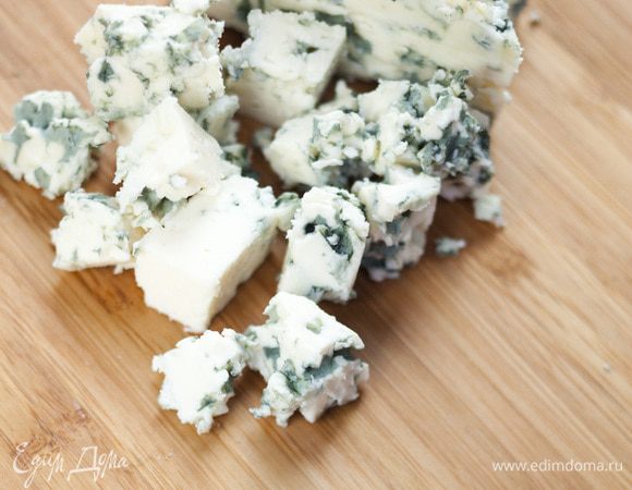 Оставшийся сыр нарезать небольшими кубиками.