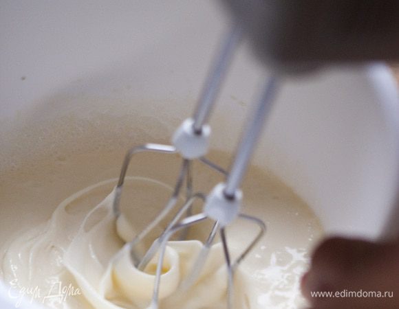Сливки взбить с сахарной пудрой.