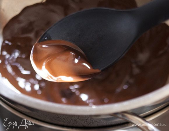 Черный шоколад растопить на водяной бане.