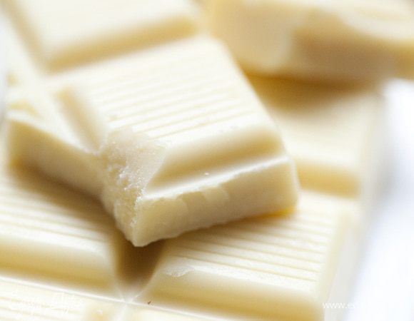 Белый шоколад натереть на крупной терке.