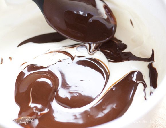 Соединить растопленный черный шоколад с маскарпоне и взбитыми сливками.