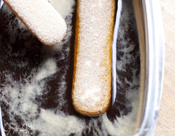 Бисквиты пропитать кофе, уложить их в коктейльные бокалы, сверху выложить шоколадно-кремовую массу и посыпать натертым белым шоколадом.