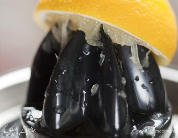 Из лимонов выжать сок вместе с мякотью.