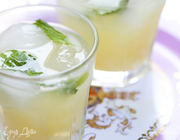 В большой кувшин насыпать на 3/4 льда, влить сладкий лимонный сок, добавить листья мяты.