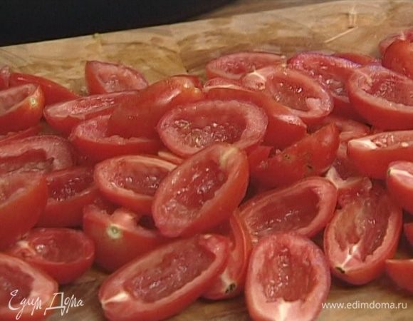 Помидоры вымыть, просушить бумажным полотенцем, разрезать пополам и удалить сердцевину с семенами.